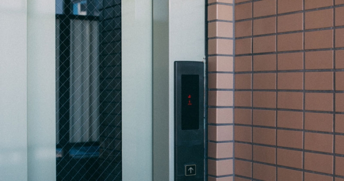 evitar accidentes en un ascensor