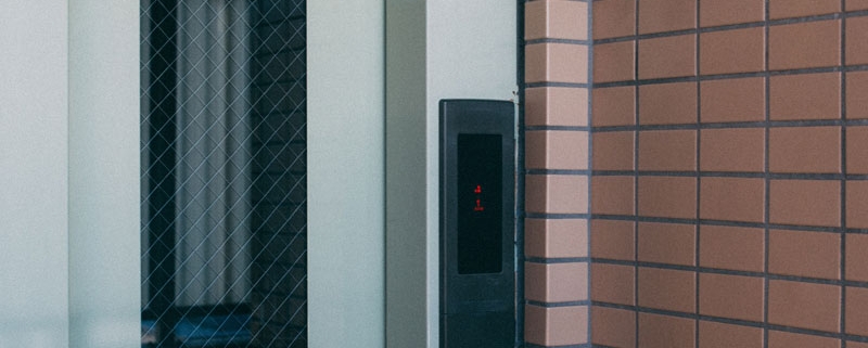 evitar accidentes en un ascensor