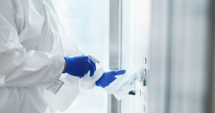 limpiar el ascensor para evitar el coronavirus