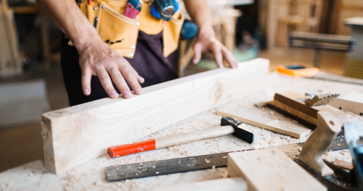 artesano manipulando madera