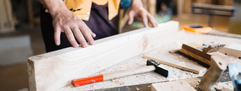 artesano manipulando madera