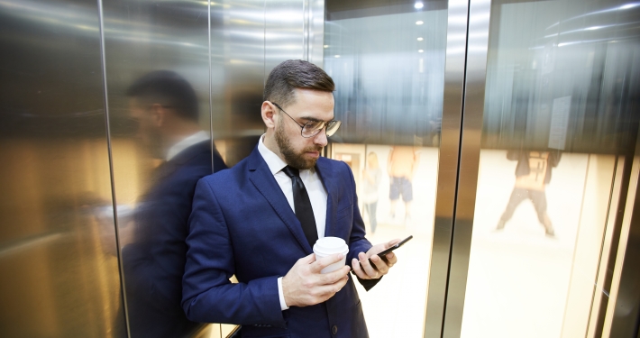 hombre en ascensor