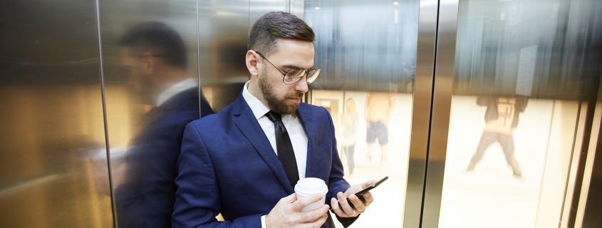 hombre en ascensor